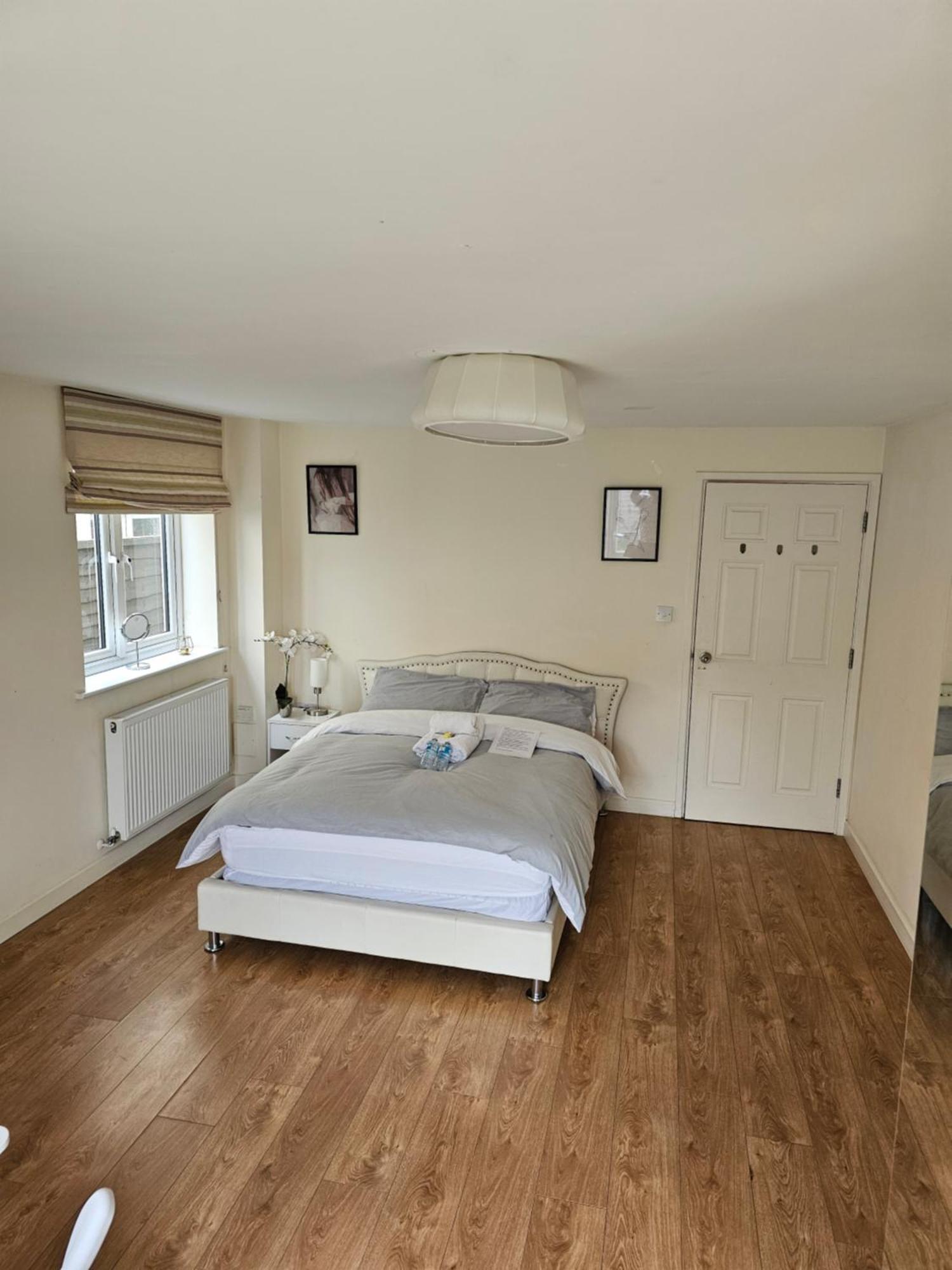 Extra Large Bedroom Dartford Exterior photo