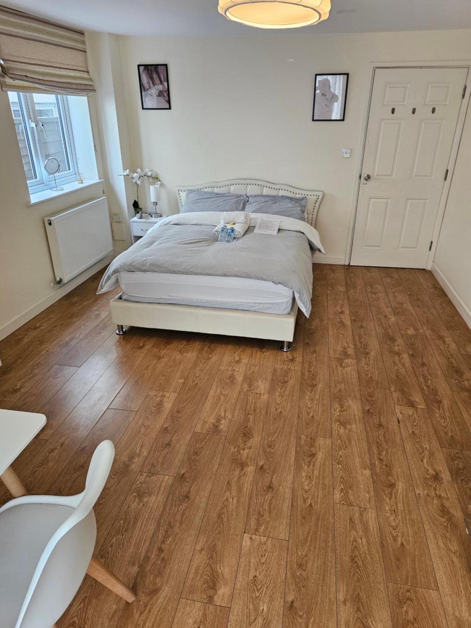 Extra Large Bedroom Dartford Exterior photo